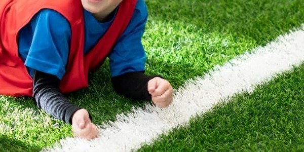 ¿Cómo mantener correctamente el césped artificial? Cuidados y recomendaciones
