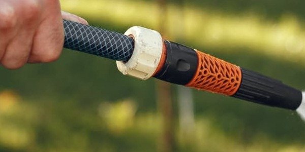 Riego eficiente con manguera: cómo ahorrar agua y cuidar tu jardín